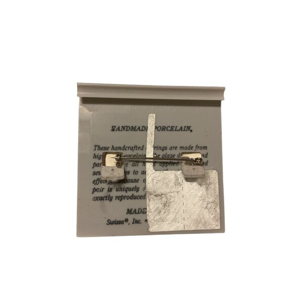 Swissa Handmade Fine Porcelain Brooch Red & Gold Oval Design - Picture 2 of 2